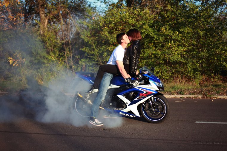 Парень с девушкой на скутере