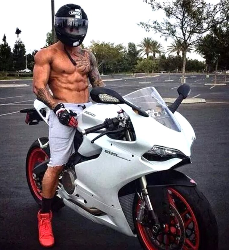 Накаченный мужчина на мотоцикле