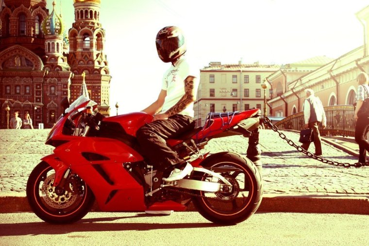 Мужик на мотоцикле Москва