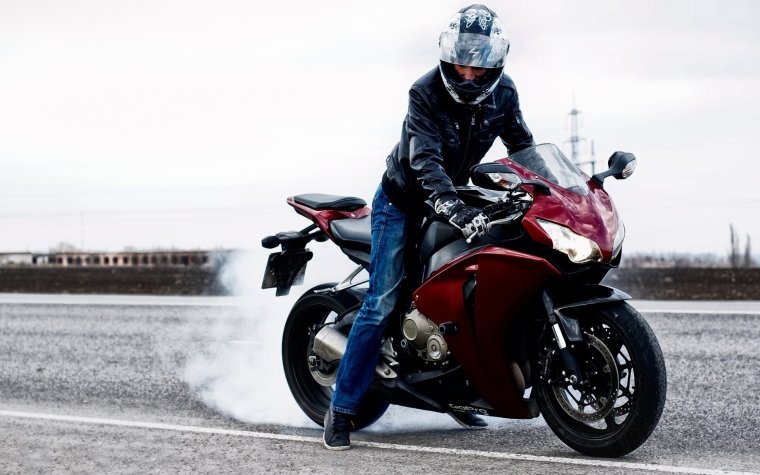 Мотоциклист на мотоцикле