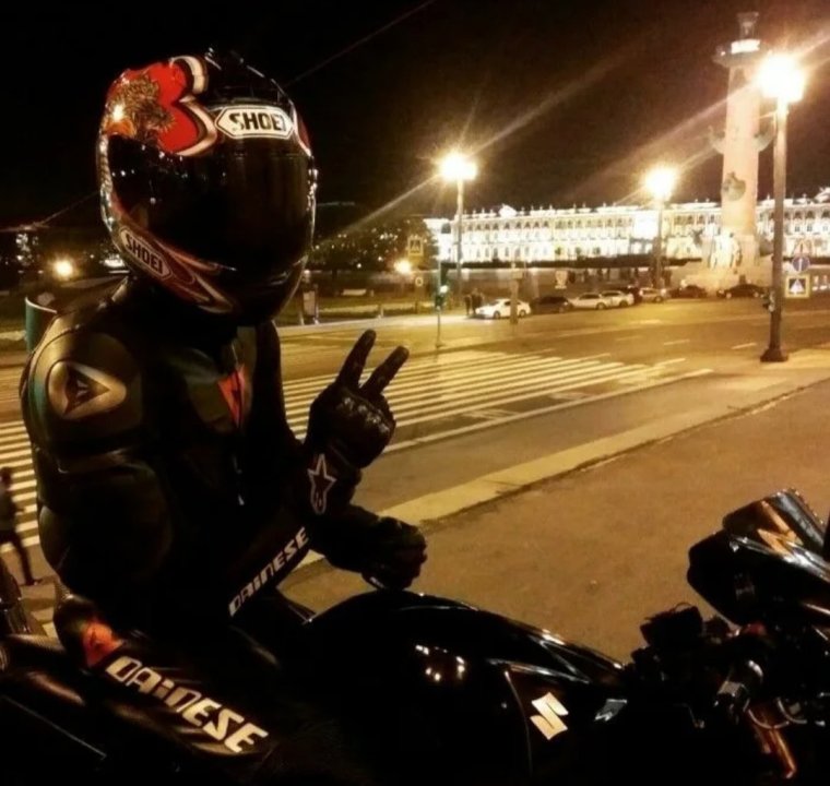 Селфи мотоциклиста в шлеме