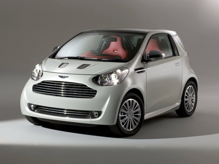Машина Aston Martin Cygnet
