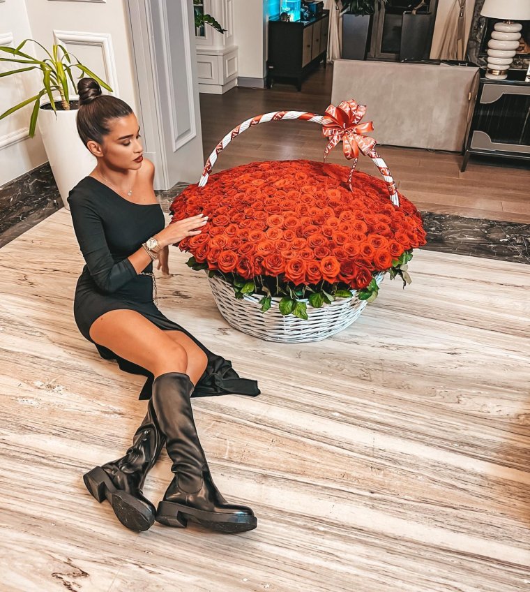 Ксения Бородина в джинсовой юбке