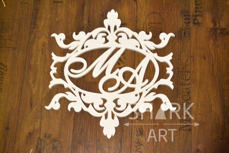 Инициалы в ажурной рамочке