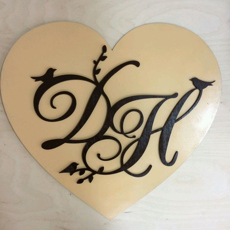 Резные инициалы на свадьбу