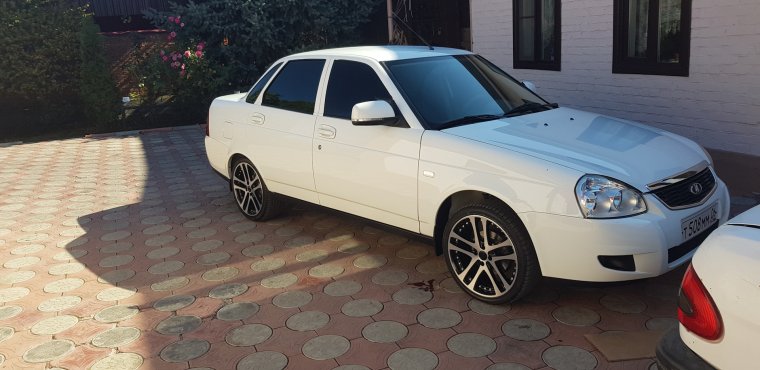 Белая Приора на рельсах r17