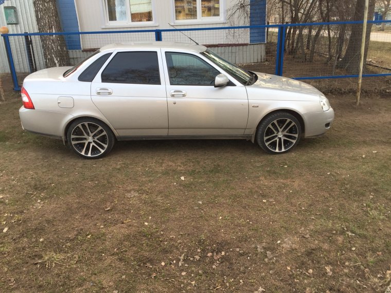 Приора седан серебристая r16