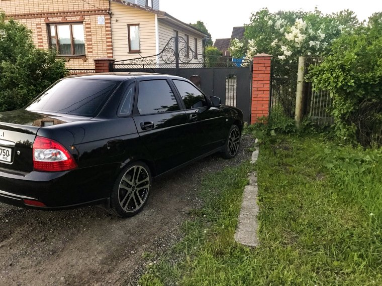 Приора черная седан р16