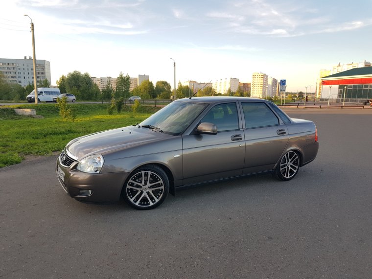 Приора седан серебристая r16