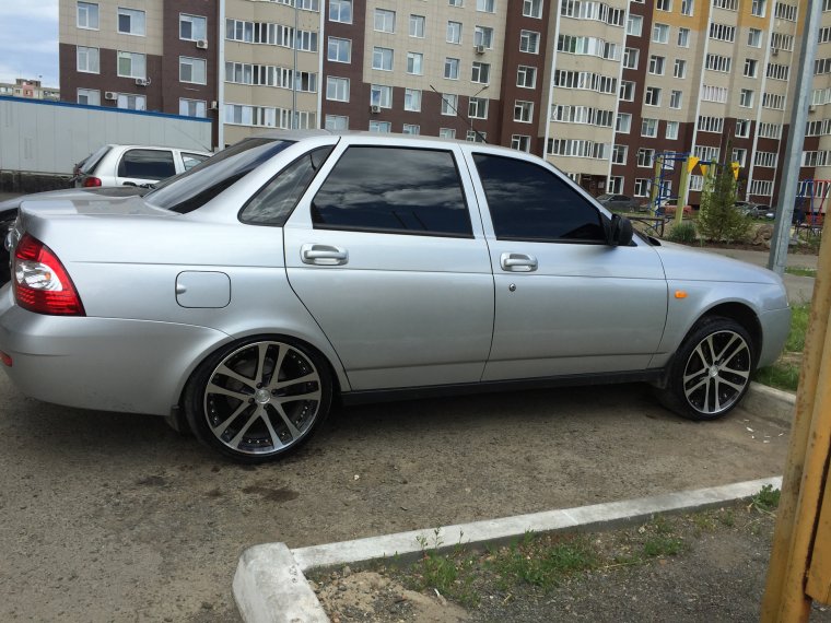 Приора седан серебристая r16