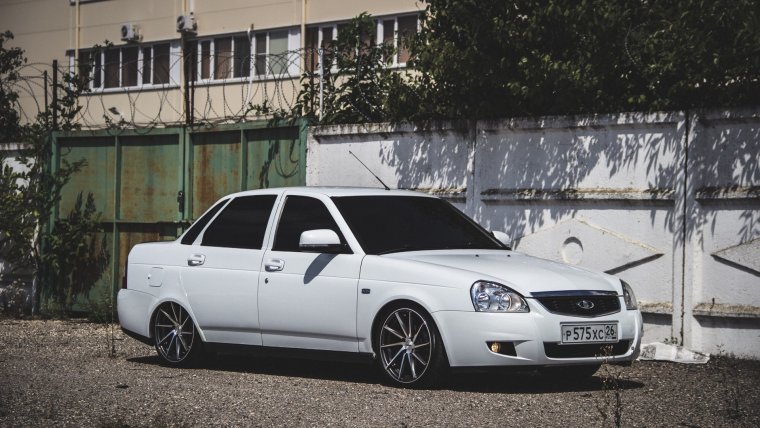 Белая Приора седан на r17