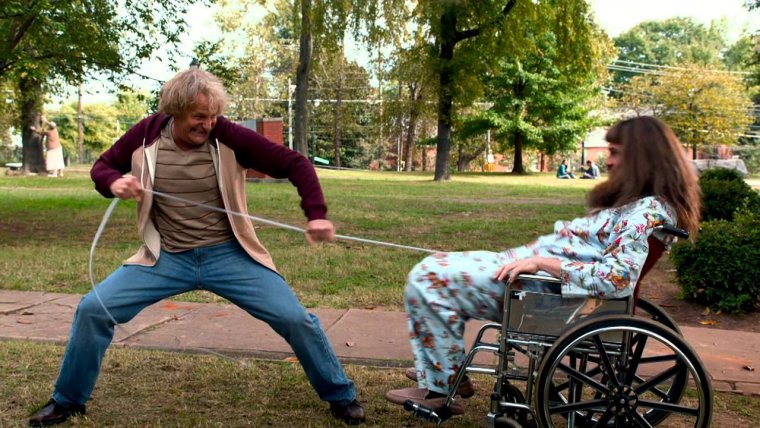 Джим Керри на мопеде