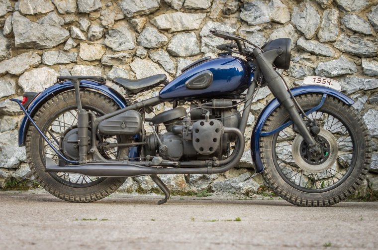 Мотоцикл ИЖ Юпитер 5 в деревне