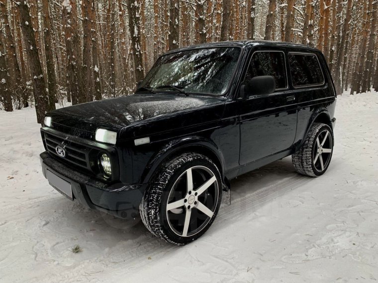 Тюнингованная черная Нива