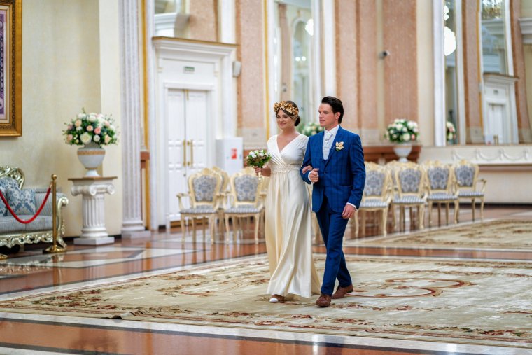 Позы для фото жениха и невесты у Екатерининского зала в Краснодаре