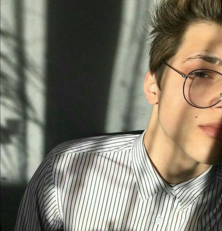 Парень ботан