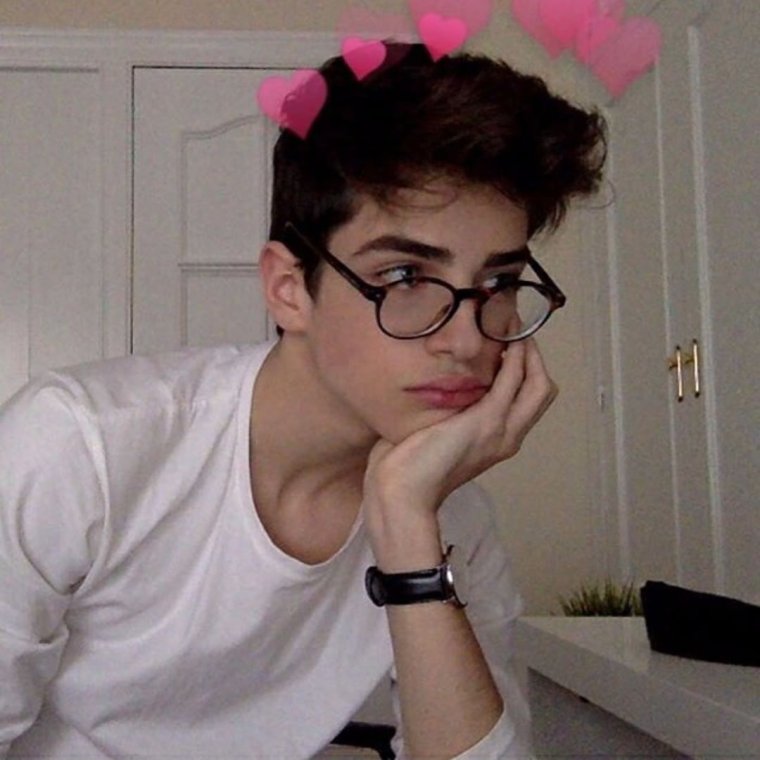 Кудрявый парень с очками