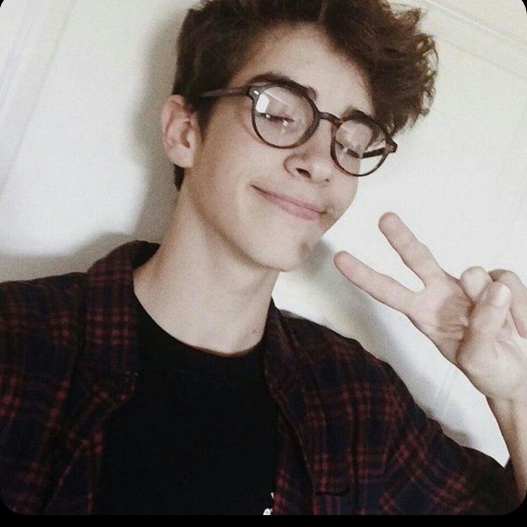 Парень ботаник с усами