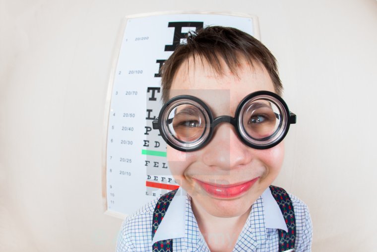 Парень с усами и в очках