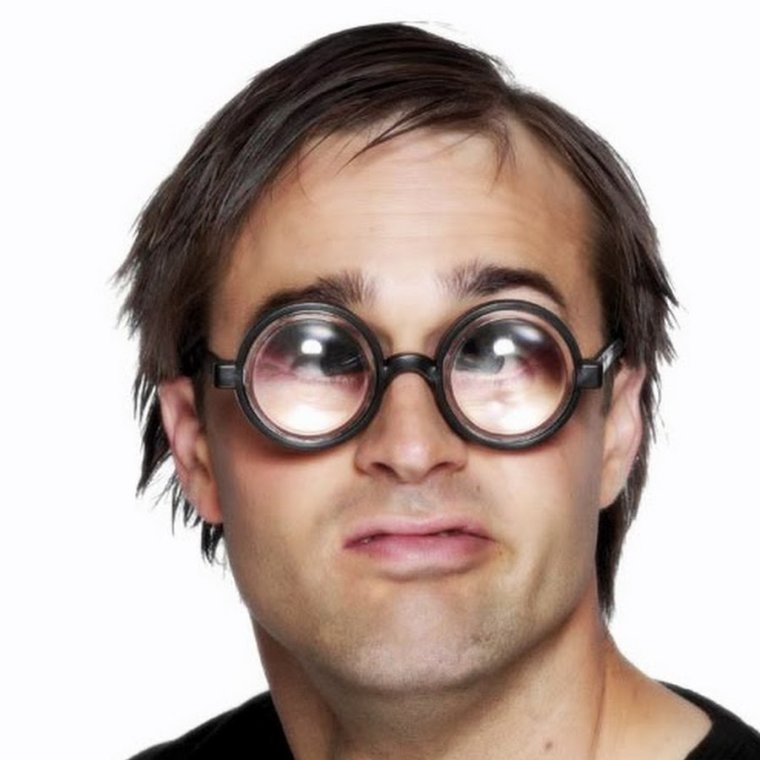 Смешной парень в очках