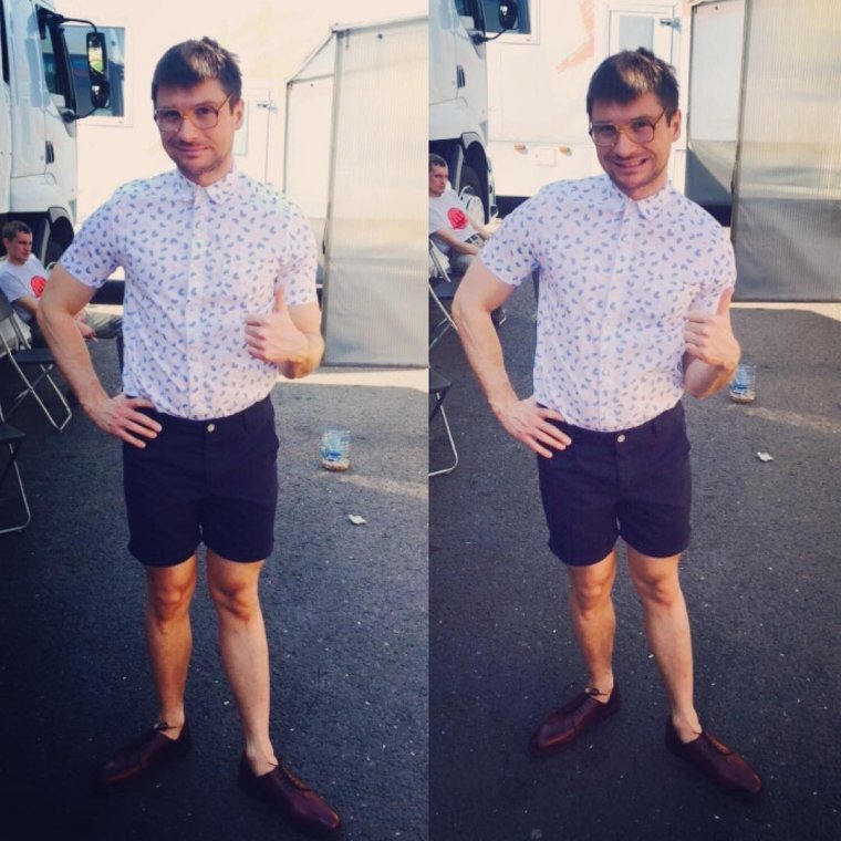 Парень в очках ботаник