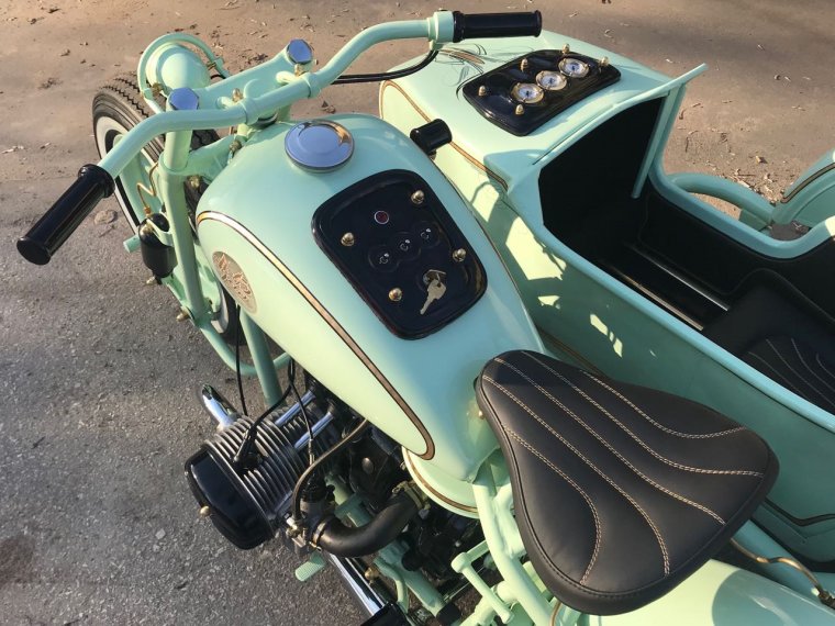 Перекрашенный мотоцикл Урал