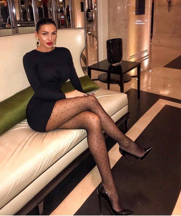 Длинные ноги в колготках