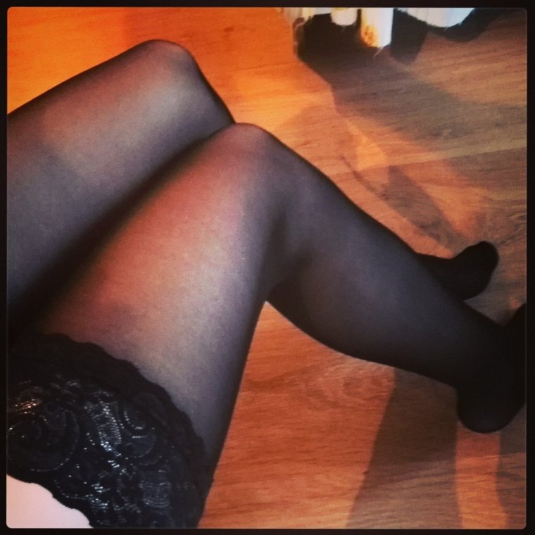 Ноги в чулочках в домашних