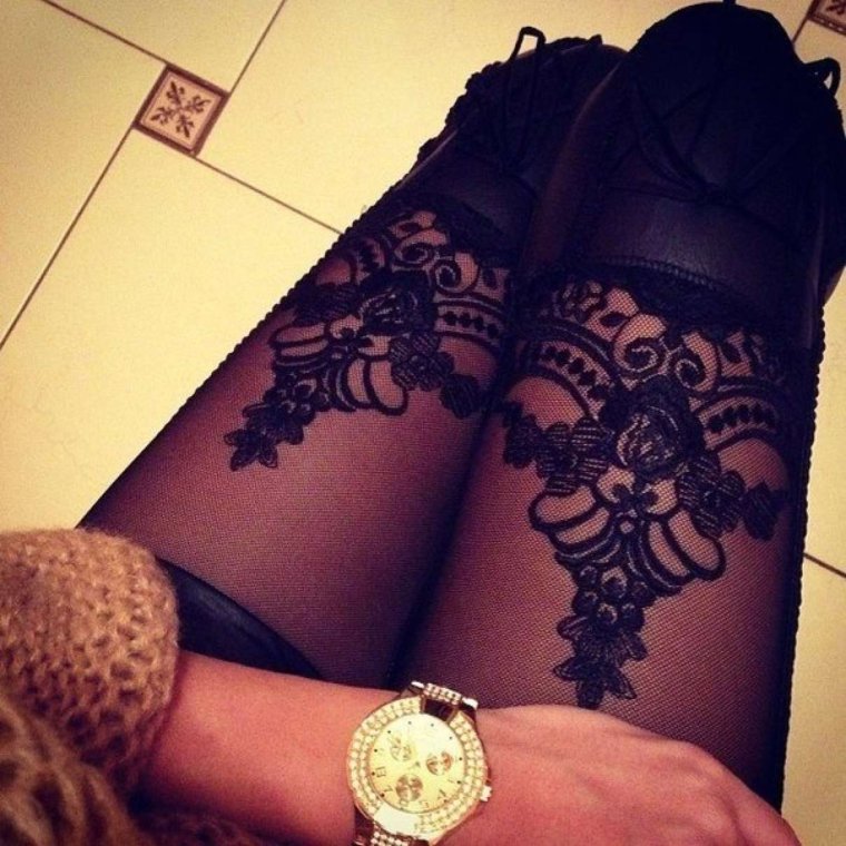 Красивые ноги в чулках без лица