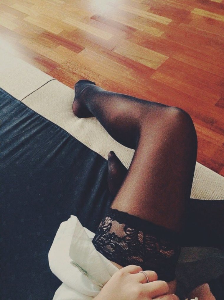 Ножки в чулочках на кровати