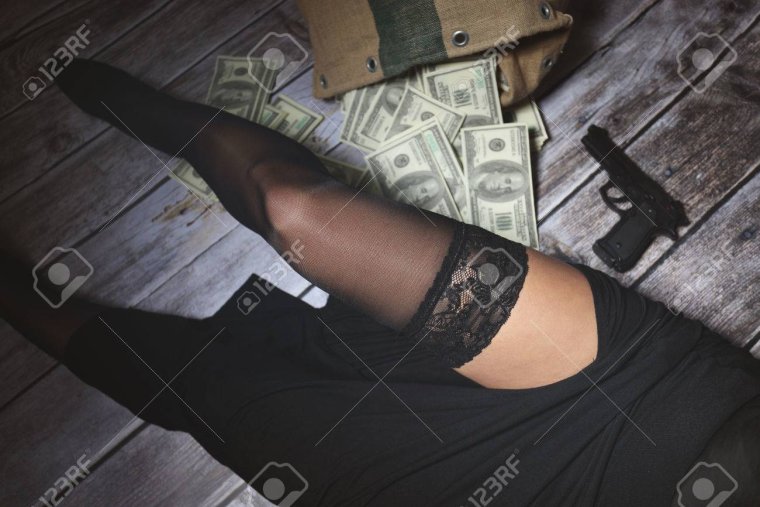 Девушка с пистолетом в чулках