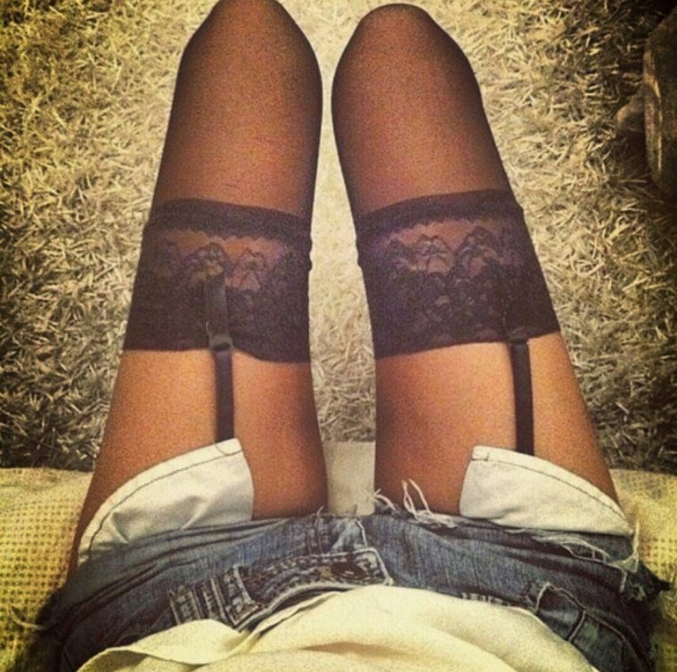 Женские ноги в чулках на кровати