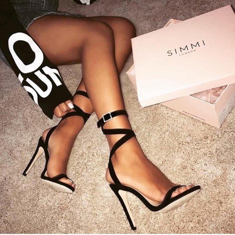 Ножки в чулках и босоножках на шпильках