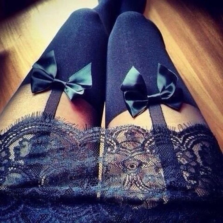 Ножки в чулках с бантиками