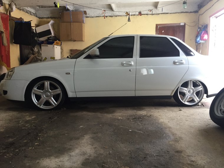 Белая Приора хэтчбек на 17 ВОССЕНАХ