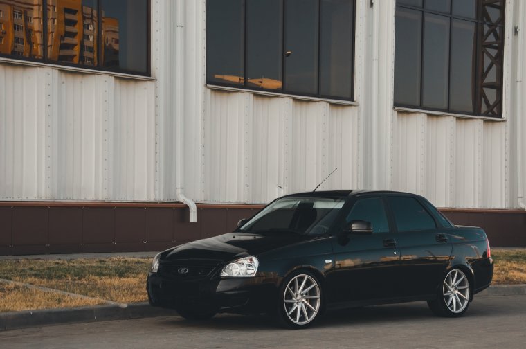 Приора 2 седан черная на ВОССЕНАХ