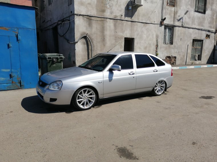 Белая Приора седан на 17 ВОССЕНАХ