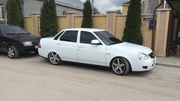 Белая Приора седан на 17 ВОССЕНАХ