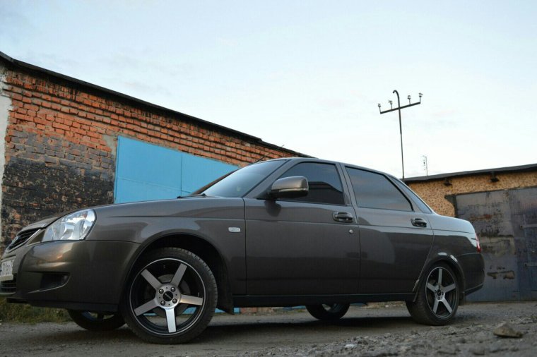 Приора 2 седан черная на ВОССЕНАХ