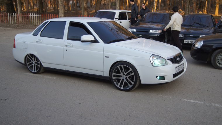 Черная Приора седан на 17 ВОССЕНАХ