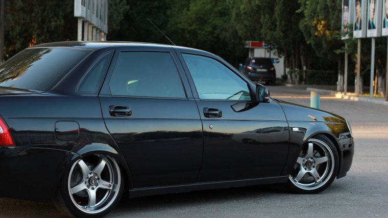 Приора седан чёрная на 15 ВОССЕНАХ