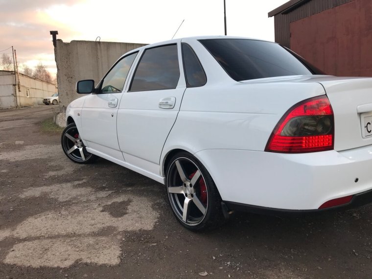 Белая Приора седан на 16 ВОССЕНАХ