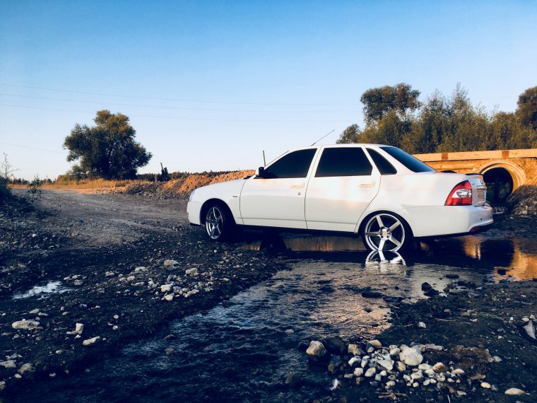 Черная Лада Приора седан на 16 дисках