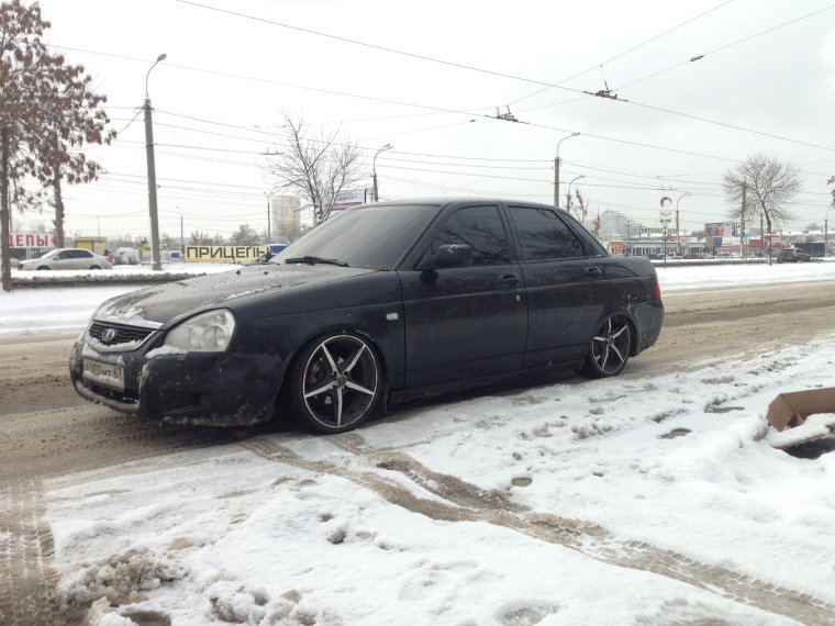 Чёрная Приора седан на 16 ВОССЕНАХ