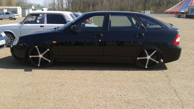 Черная Приора хэтчбек на ВОССЕНАХ