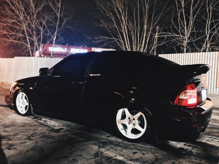 Чёрная Приора седан на 16 ВОССЕНАХ