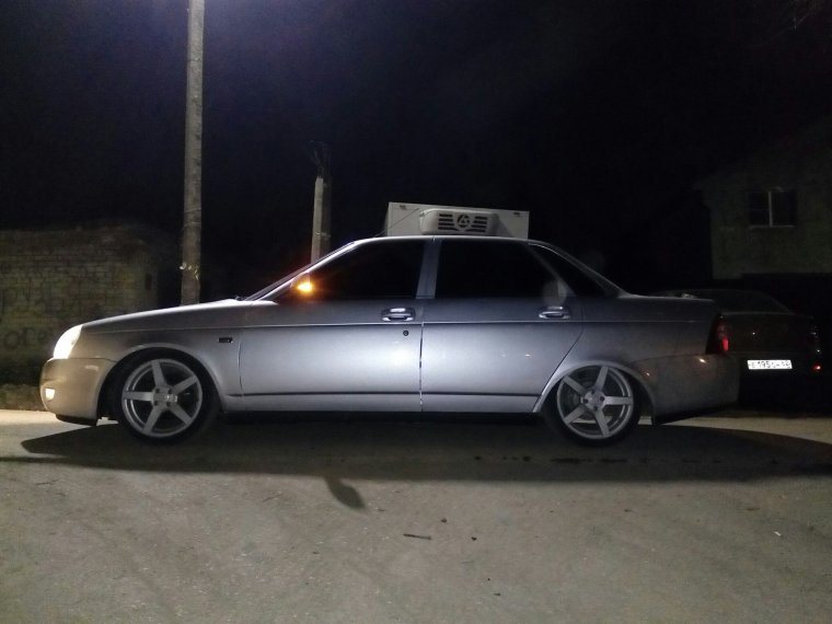 Черная Приора седан на дисках r16