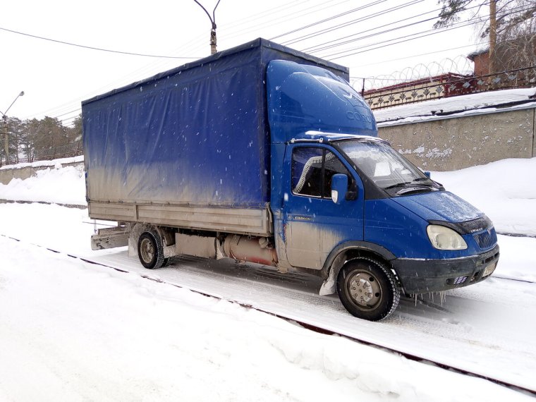 Грузовая Газель на дороге
