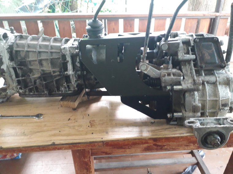 Подрамник раздаточной КПП Нива 21214 с коробкой AISIN