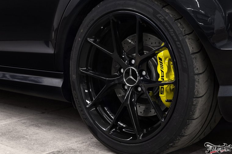 Mercedes Benz c63 AMG цвет суппортов